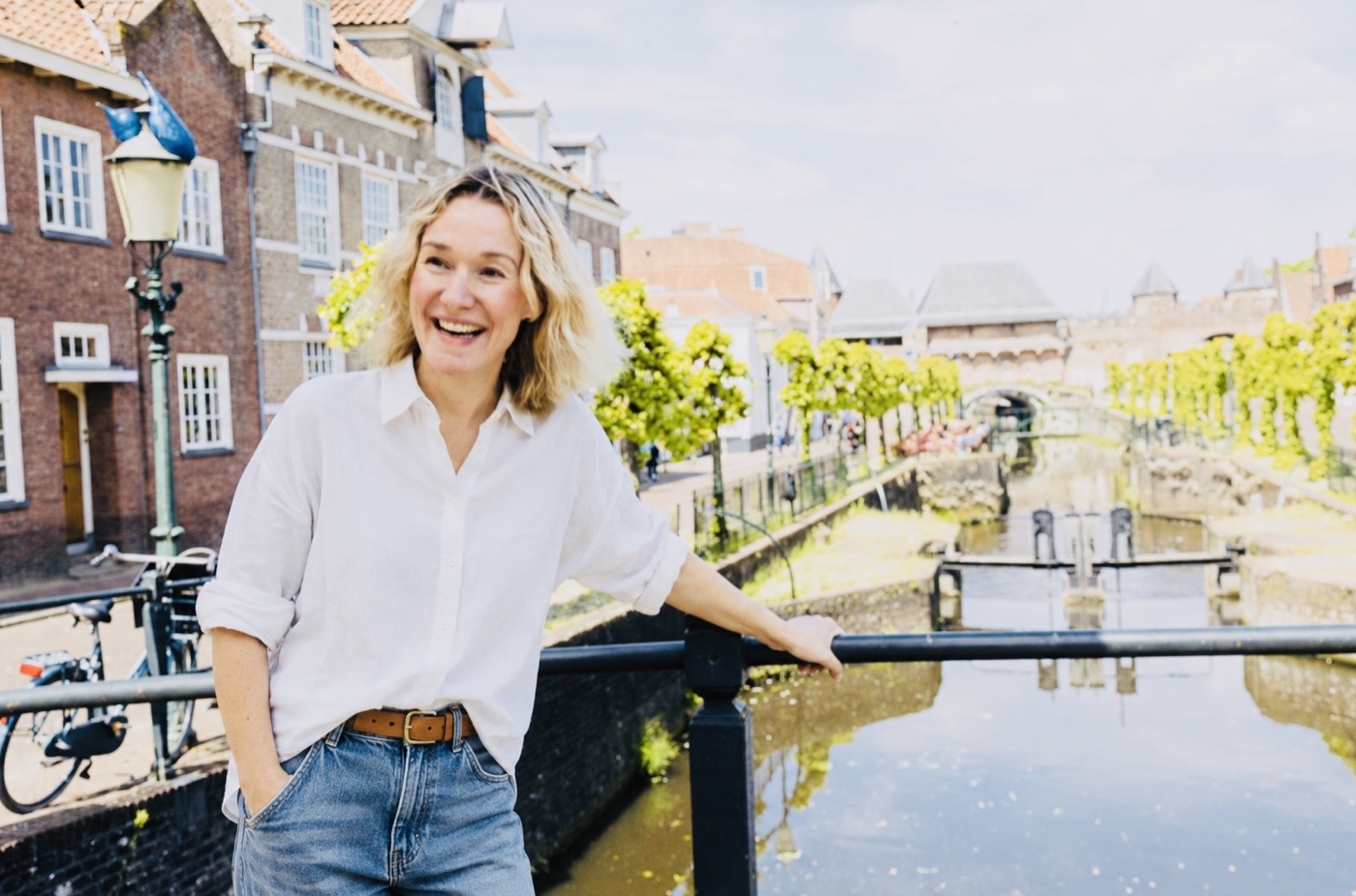 Anouchka Bonnes bij de Koppelpoort in Amersfoort